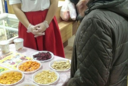 С 27 по 29 декабря 2016 года в фирменных магазинах "МКС" и гастрономах "Пушкинский" прошли промо-акции по дегустации продукции LA Batata.